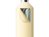 une image représentant une bouteille de liquide avec du linge suspendu à une corde à linge