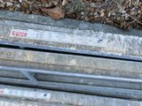 deux morceaux de métal posés au sommet d'un tas de pierres