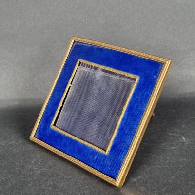 Petit cadre carré en bronze doré et émail bleu sur fond guil…