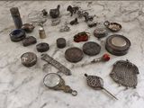 de nombreux objets en argent posés sur une table en marbre