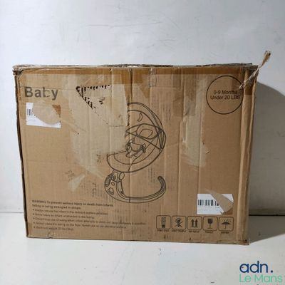une boîte en carton sur laquelle est dessiné un bébé dans une poussette