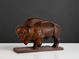 sculpture en bois représentant un buffle debout sur un socle en bois