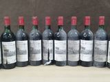 plusieurs bouteilles de vin sont alignées sur une table