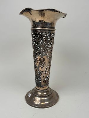 un vase en argent posé sur une table