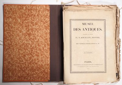 un vieux livre à la couverture brune posé sur une table