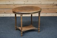 Guéridon ronde en bois teinté reposant sur quatre pieds fuse…