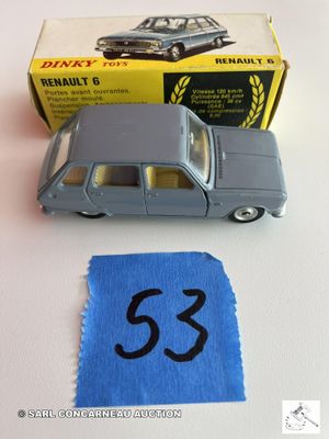 une petite voiture posée à côté d'un tissu bleu