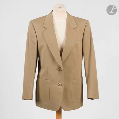 un gros plan sur un costume porté par un mannequin, un mannequin, un mannequin, un mannequin, un mannequin, un mannequin, un mannequin, un mannequin