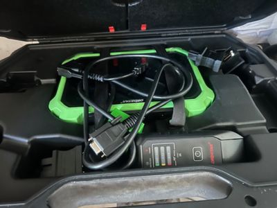 une boîte verte et noire contenant un chargeur