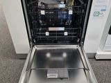 un lave-vaisselle ouvert posé par terre dans une cuisine