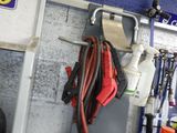 un tas d'outils accrochés au mur d'un garage