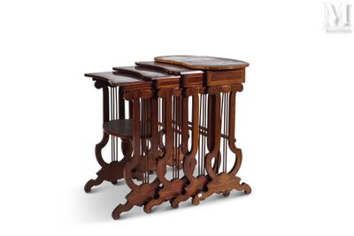 trois tables en bois avec des plateaux en marbre et une cage à oiseaux posée dessus