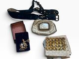 plusieurs bijoux sont exposés sur une surface blanche