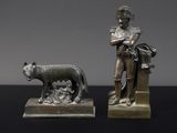 paire de figurines anciennes en bronze représentant un homme et un chien