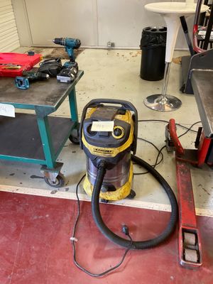 un aspirateur posé par terre à côté d'une table