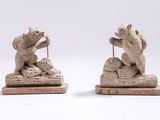 deux statues représentant un ours et son ourson sur fond blanc