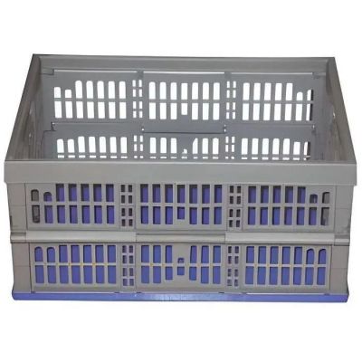 caisse en plastique grise avec des poignées bleues sur fond blanc