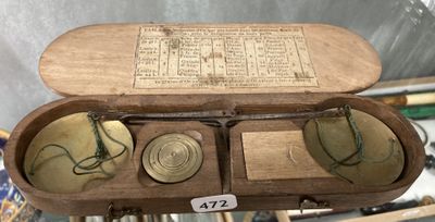 une vieille boîte en bois qui contient plein de choses