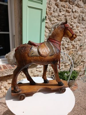 un cheval de bois posé sur une table à l'extérieur