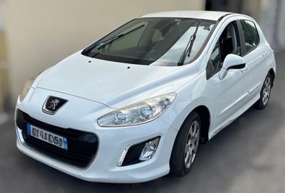 la photo d'une voiture blanche garée devant un bâtiment