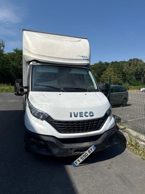 un camion blanc garé dans un parking