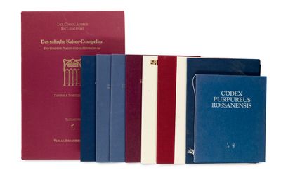un groupe de livres posés les uns à côté des autres sur une surface blanche