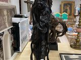 une statue représentant une femme tenant une épée, posée sur une table