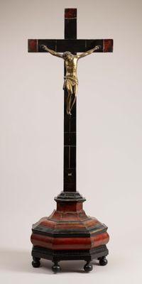 une statue de Jésus sur une croix, posée sur un socle
