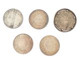 quatre types différents de pièces d'argent sur fond blanc