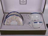 une boîte contenant une tasse, une soucoupe et une assiette