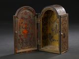 une petite boîte en métal ornée d'un motif décoratif