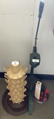 beaucoup d'objets posés sur le sol