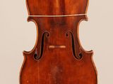 un vieux violon accroché au fond d'un mur blanc