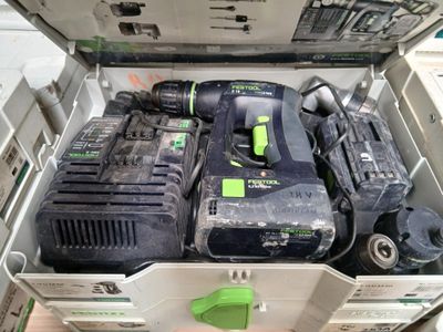une boîte à outils avec un tas d'outils à l'intérieur