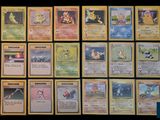 gros plan d'un paquet de cartes pokemon sur une table