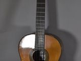 une guitare posée sur une table