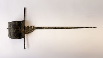 un objet métallique accroché au mur