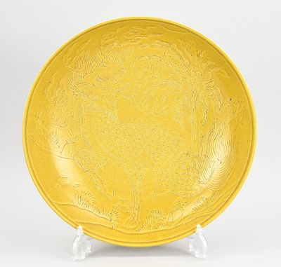 une assiette jaune ornée d'un motif floral