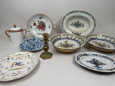 plusieurs assiettes et bols posés sur une table