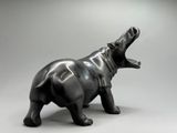 statue d'un ours noir avec la gueule ouverte et la gueule grande ouverte