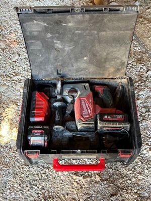 une boîte à outils posée par terre, contenant des outils