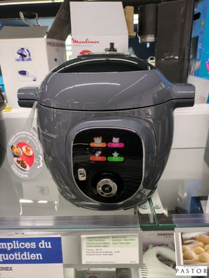 une présentation d'un autocuiseur électrique en vitrine