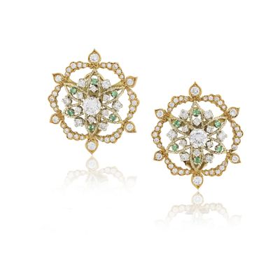 une paire de boucles d'oreilles en diamants et émeraudes