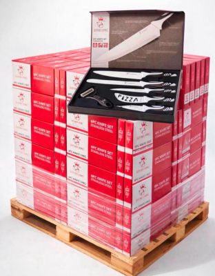 une pile de boîtes rouges surmontée d'un couteau
