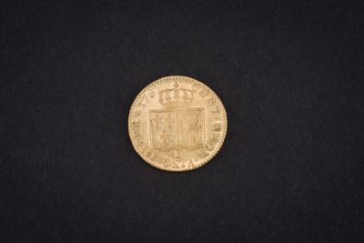 a gold coin with a coat of arms on it