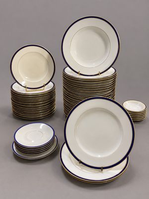 un grand nombre d'assiettes posées sur une table
