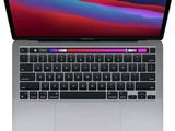 un gros plan d'un ordinateur portable avec un clavier sur fond blanc