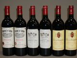 six bouteilles de vin sont alignées sur une table