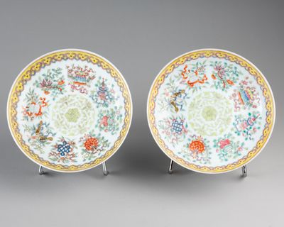 paire d'assiettes chinoises de style « famille » sur socles