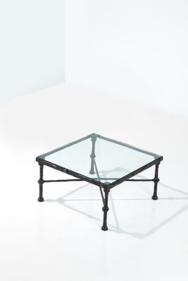 table basse rectangulaire en verre avec des pieds en métal et un plateau en verre